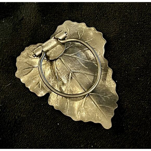 Vintage Grape Leaf Gold/ Brass Tone Scarf Clip Ring - Picture 3 of 8